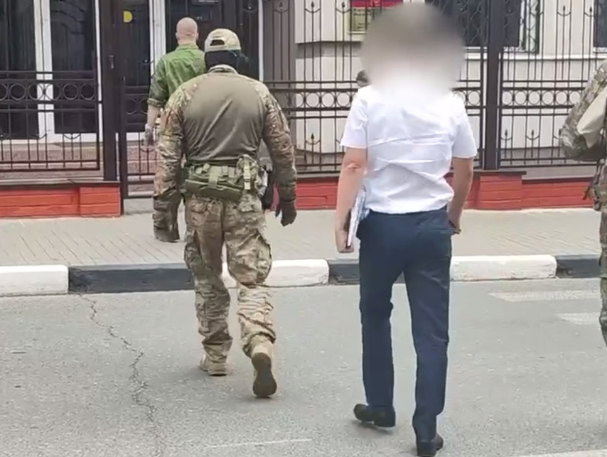 Бывший саратовский таможенник спровоцировал мужчин на взятку, начинается суд Бывший саратовский таможенник спровоцировал мужчин на взятку, начинается суд